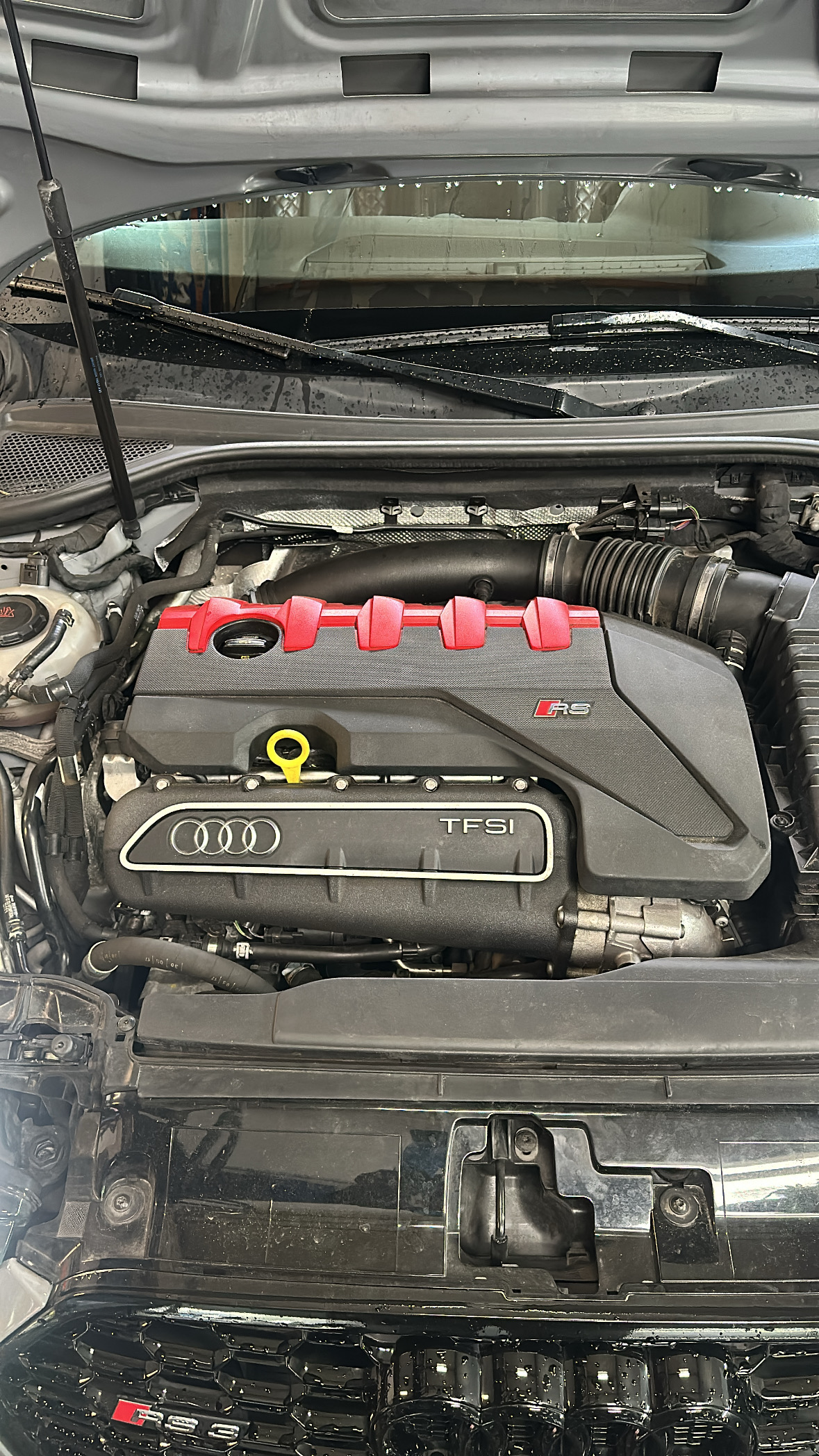 Motorruimte van een Audi RS 3 met de TFSI-motorkap
