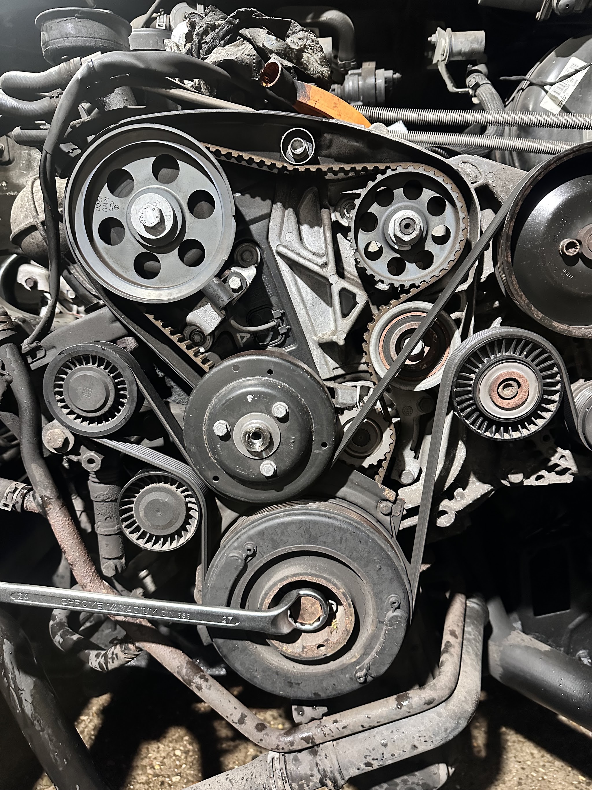 Distributieriem en poelies van een motor, van dichtbij